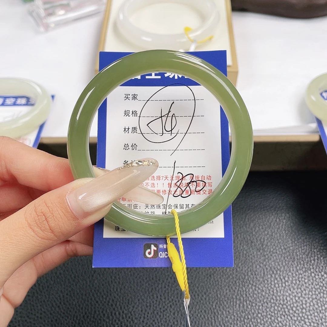 婉***令和田玉未镶嵌手镯