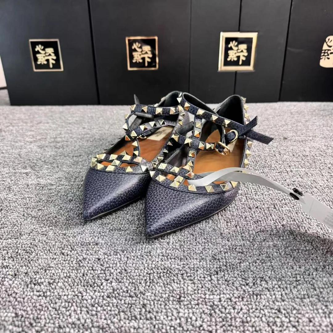 95新 Valentino/华伦天奴 深蓝色尖头铆钉平底鞋37码ysc0955
