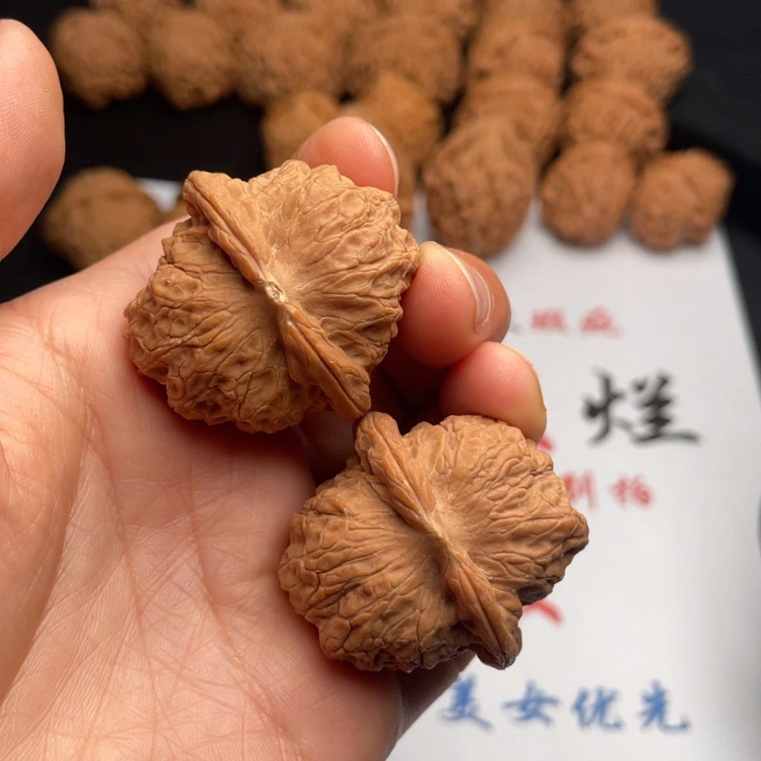 文玩核桃吊坠547。36血麒麟有黄有磕有雹子眼
