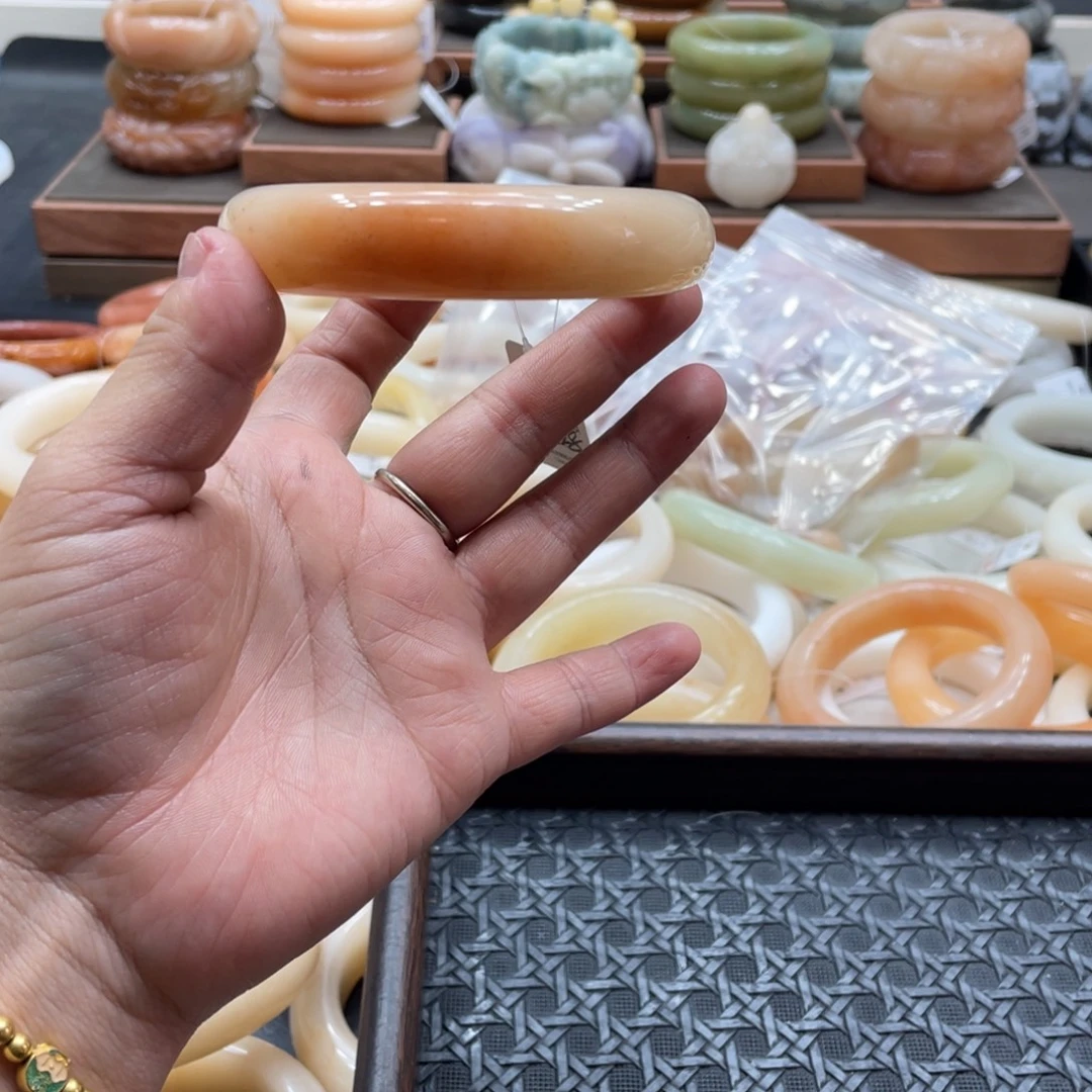 青***酒石英质玉未镶嵌手镯