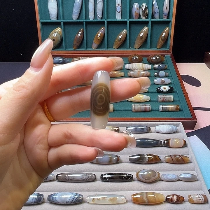 一***呼玛瑙/玉髓未镶嵌颈饰