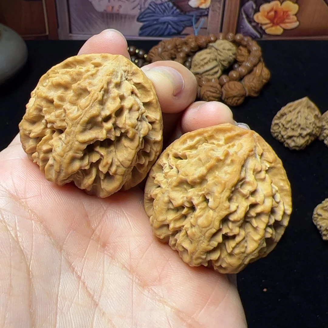 文玩核桃把件秦岭野生文玩核桃