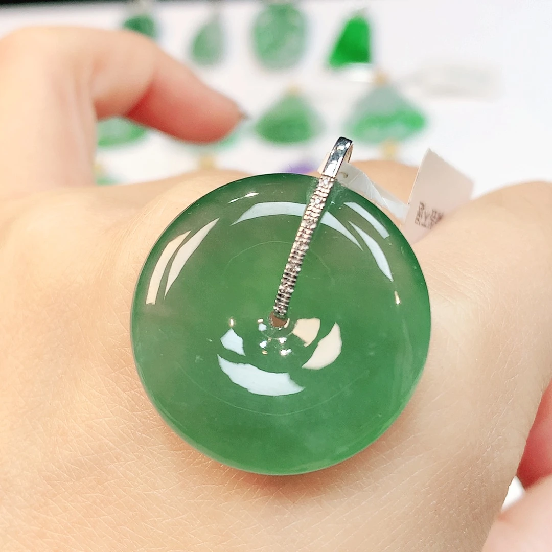 一****翡翠18K金镶嵌颈饰