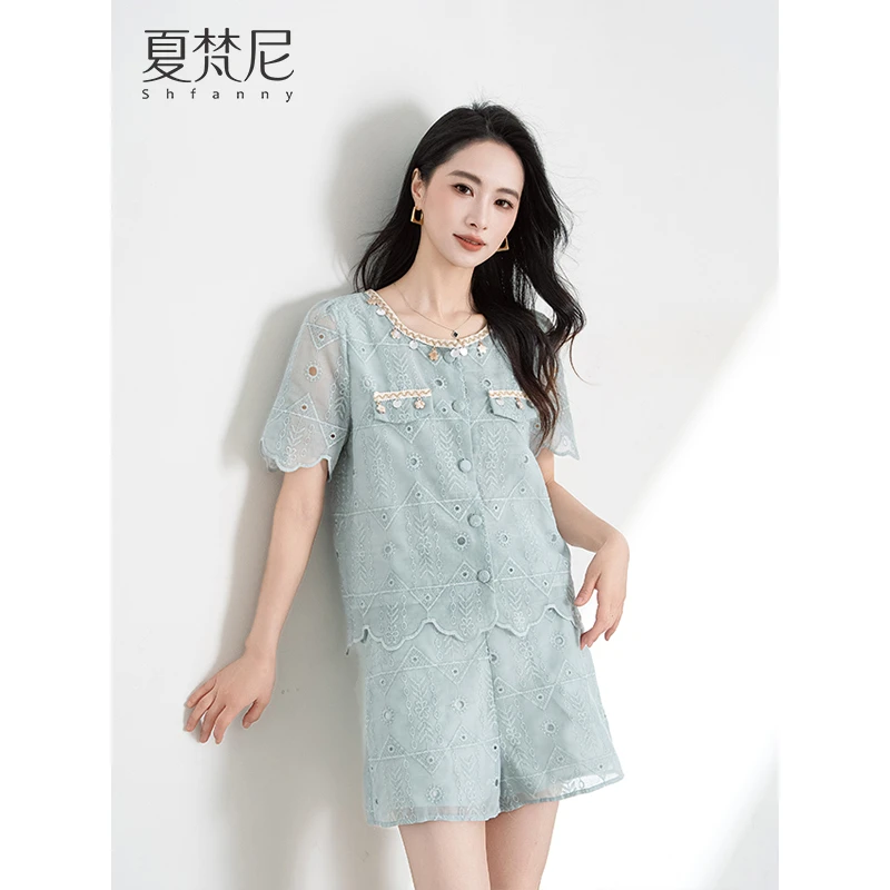 夏梵尼雨后青堤2025夏季新款气质镂空绣花小衫短裤套装