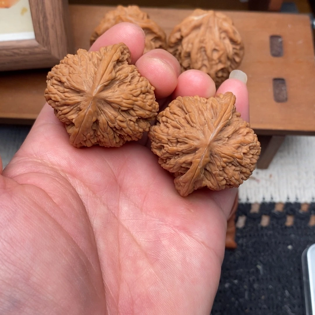 文玩核桃吊坠红宝石40