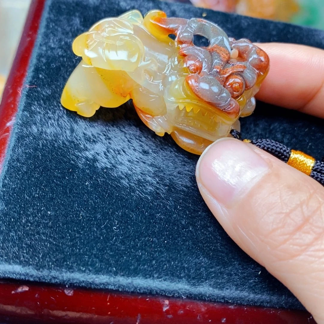 石英质玉（黄龙玉）未镶嵌颈饰