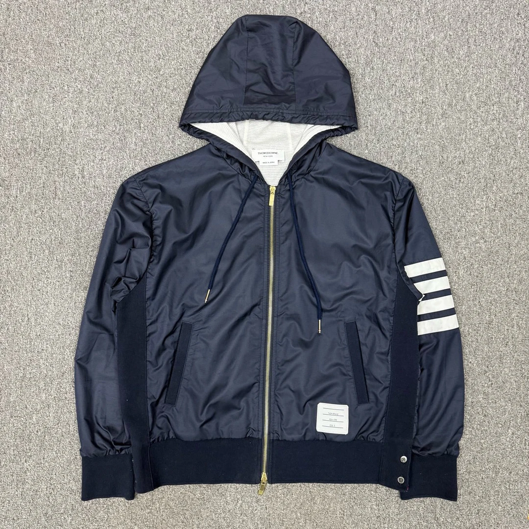 99新 THOMBROWNE 12471654 Thom Browne 深蓝四条纹尼龙外套 3码
