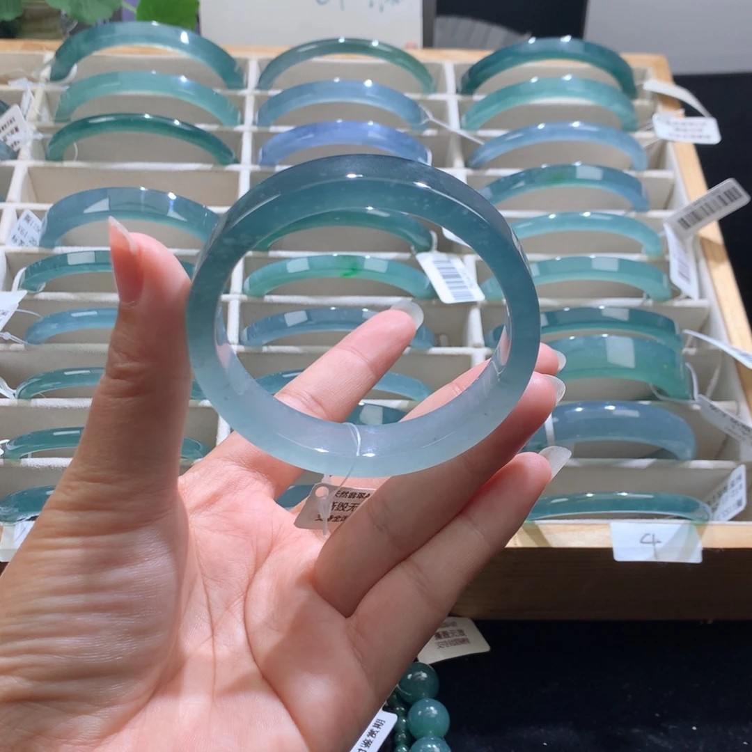 渔***忆翡翠未镶嵌手镯半山水