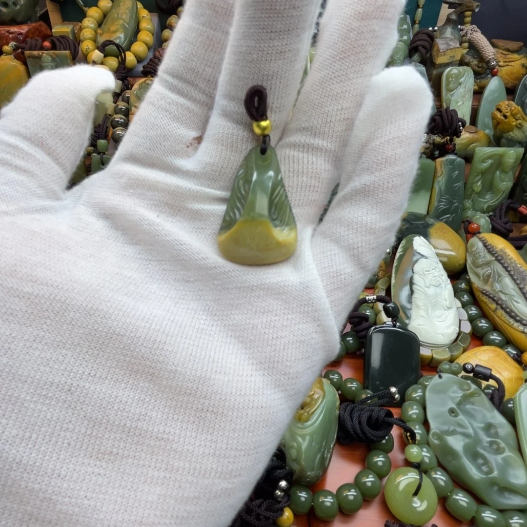 岫岩河磨玉（透闪石质玉）未镶嵌颈饰