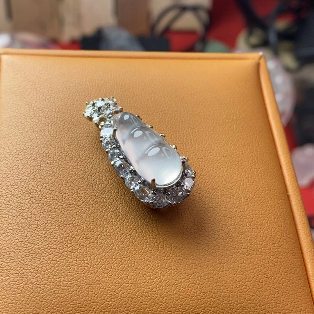 石英质玉合金吊坠