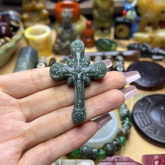 蛇纹石玉未镶嵌颈饰