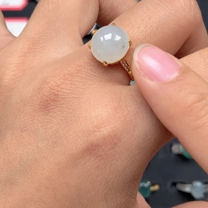 翡翠未镶嵌戒指戒指有黑点