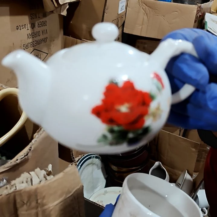 瓷片盘子碗茶壶啥都有