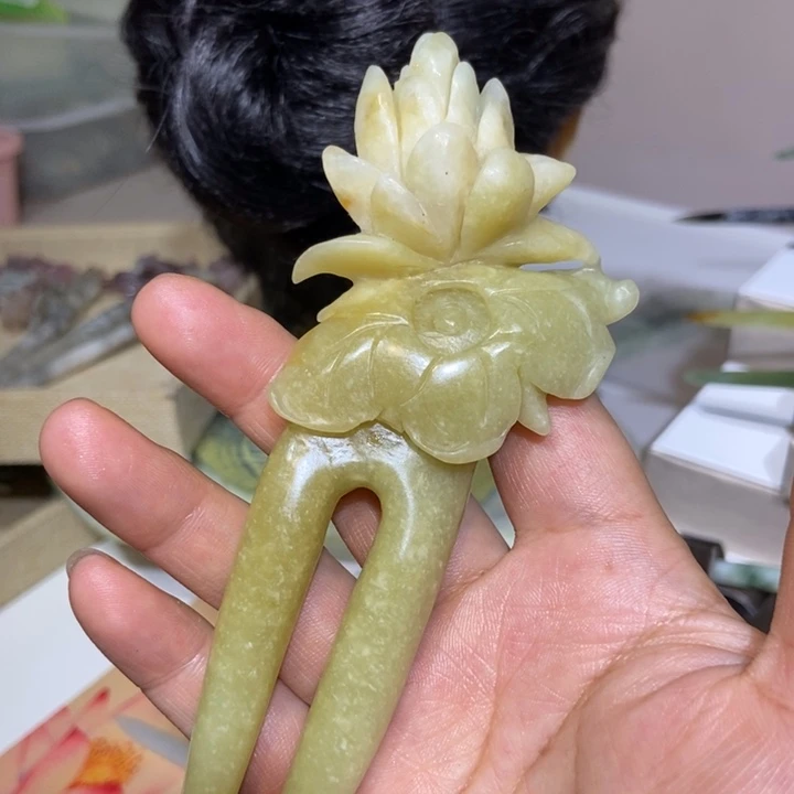 蛇纹石玉发饰未镶嵌阳**媚