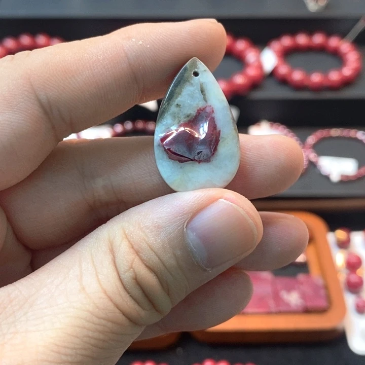 天然辰砂特惠天然原矿朱砂晶体吊坠