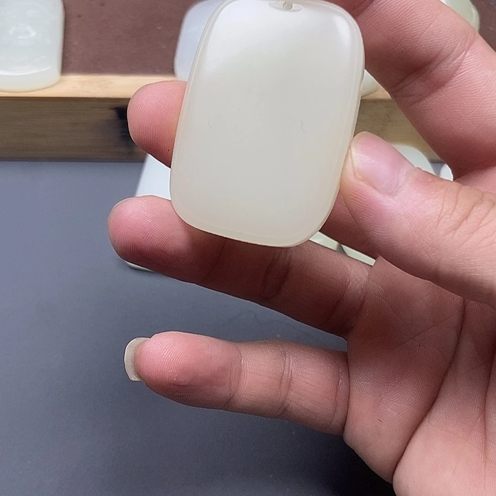 吴****颈饰未镶嵌和田玉
