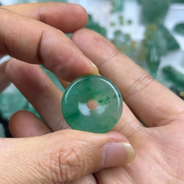 石英质玉未镶嵌颈饰