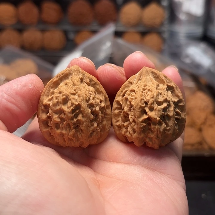 1文玩核桃独角樽鸡心35-528