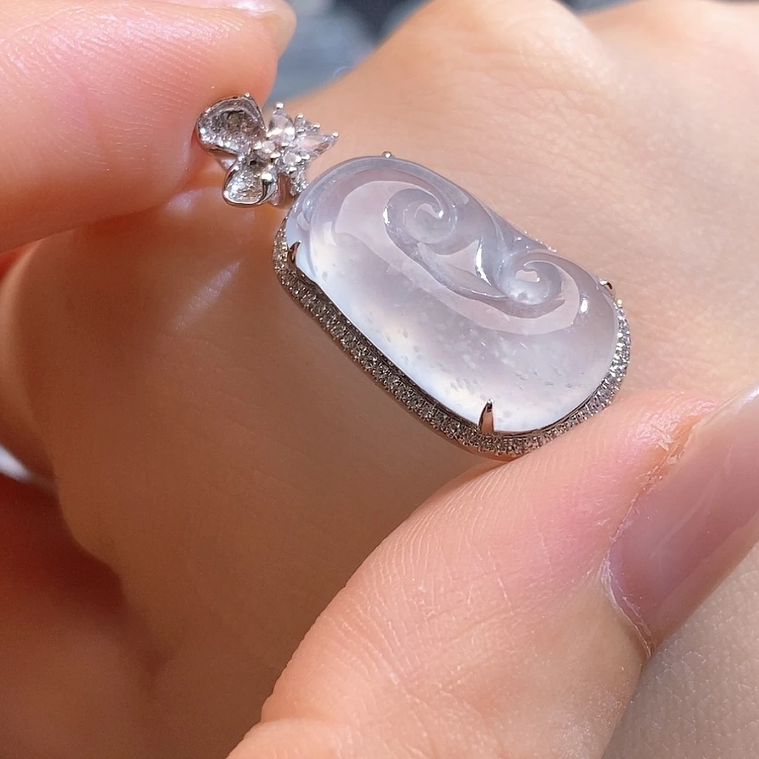 翡翠18K金镶嵌颈饰如意