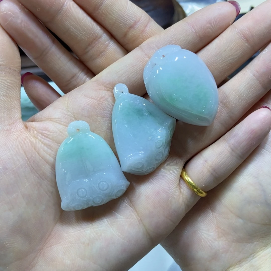 翡翠挂件未镶嵌精****柜好看的翡翠挂件