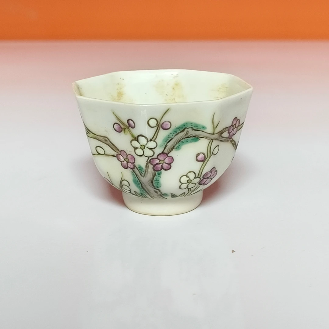 2064清晚期 粉彩梅花纹八棱杯