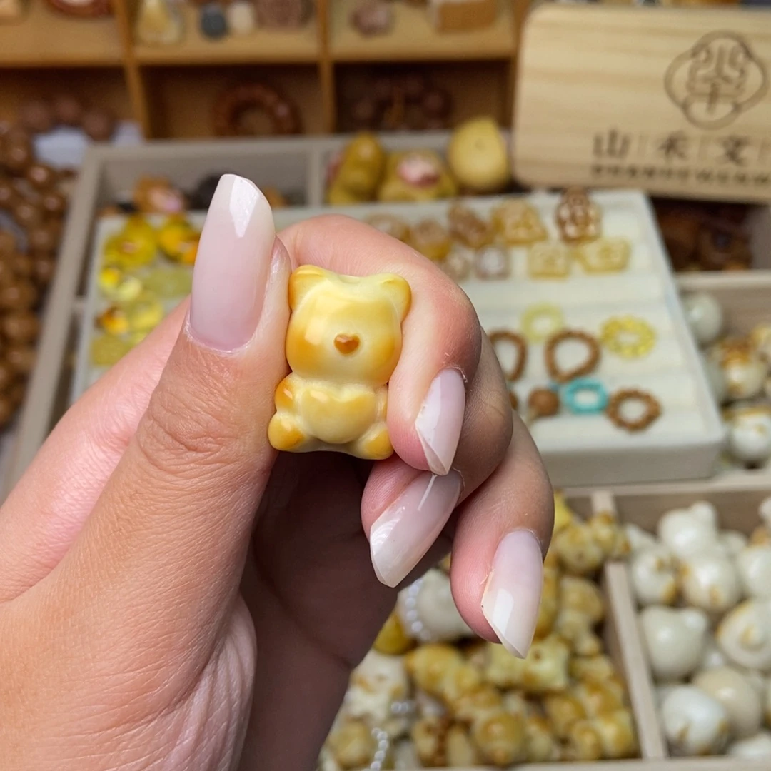 猴头核桃手串抱心小熊