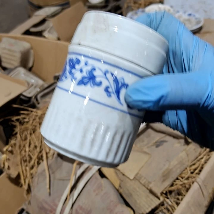 摆件盘子碗茶壶啥都有