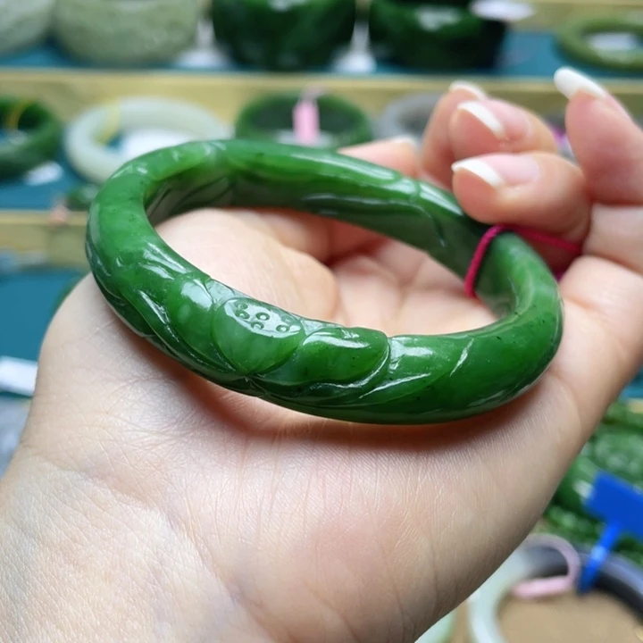 和田玉手镯57圈口。编号30未镶嵌