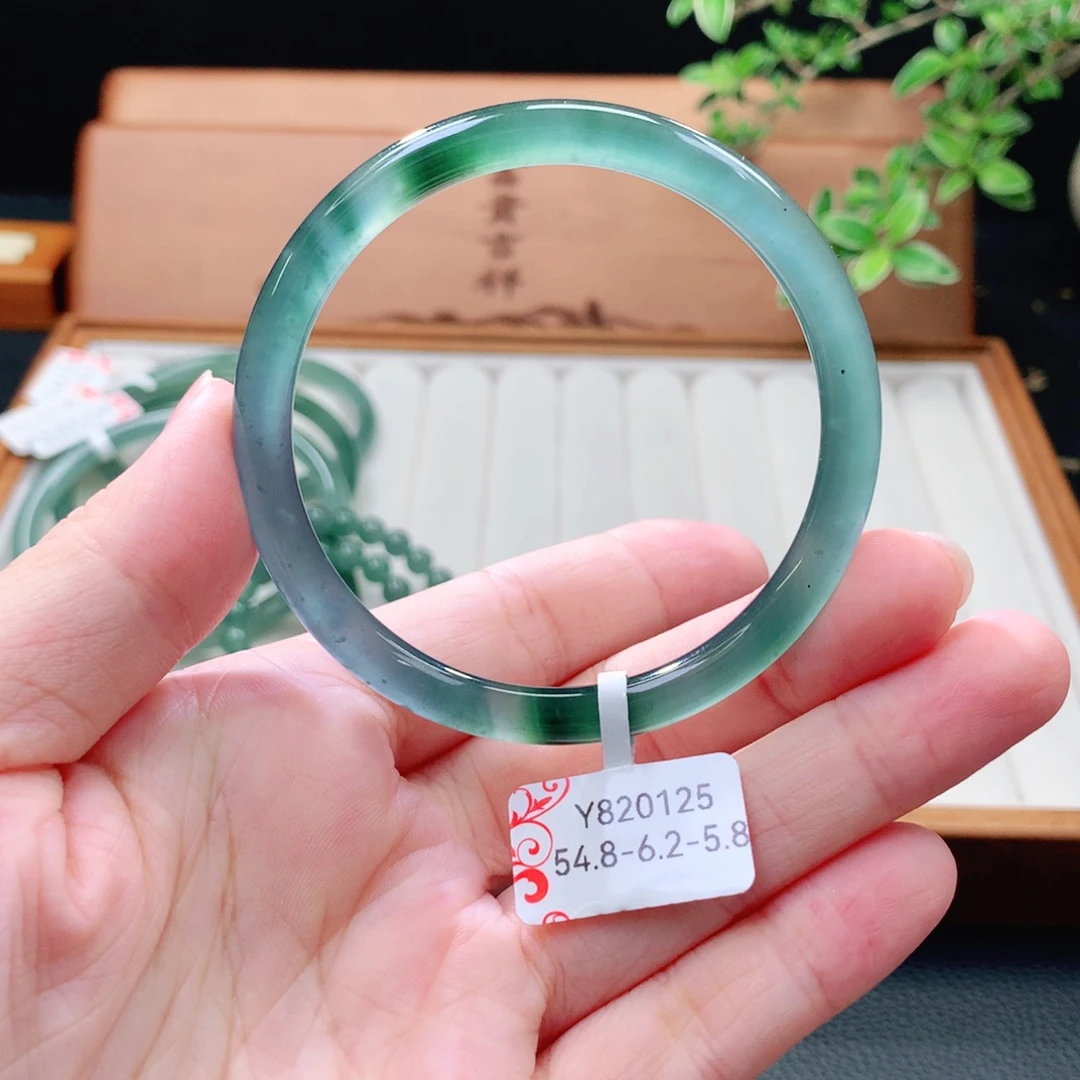 未镶嵌手镯（圆镯）翡翠