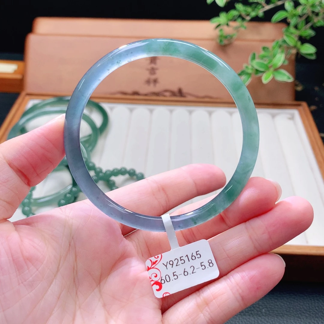 翡翠未镶嵌手镯（圆镯）