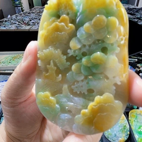 翡翠未镶嵌颈饰一个