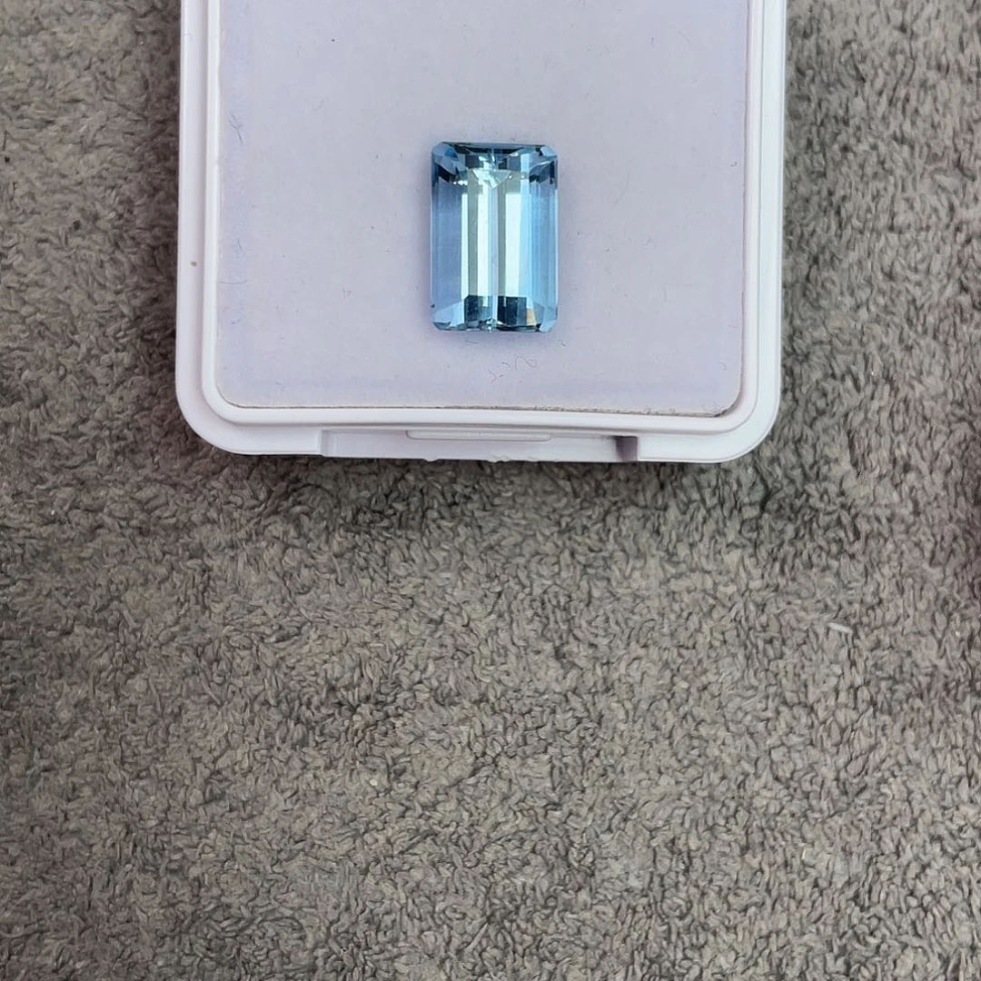 海蓝宝石裸石未镶嵌4.713Ct。