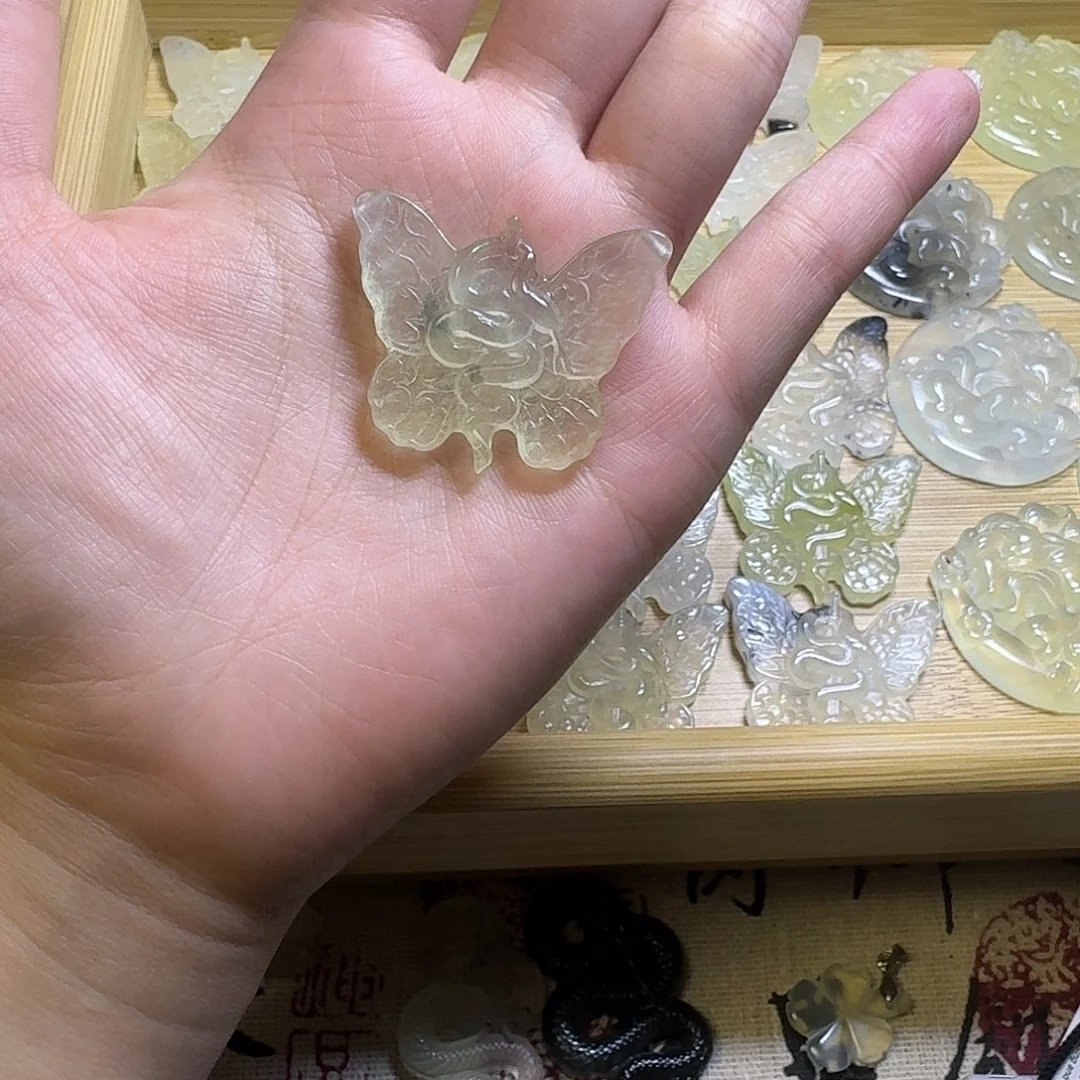 木***多合金蛇纹石玉颈饰