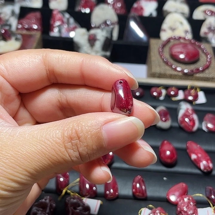 天然辰砂原矿吊坠5.5克