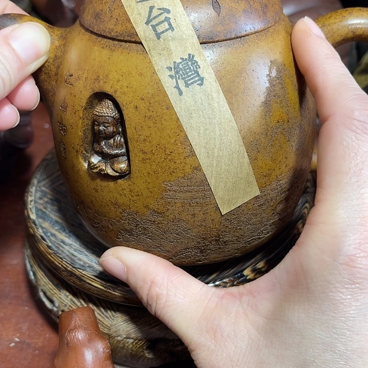 紫砂茶壶原矿泥料，手工制作的一把紫砂壶。