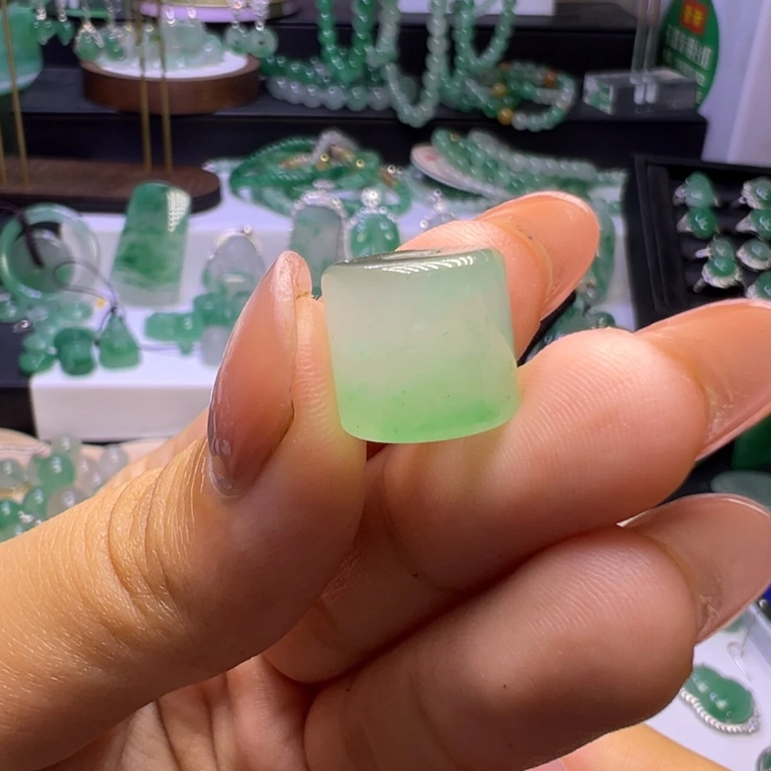 颈饰未镶嵌石英质玉（非洲翠）