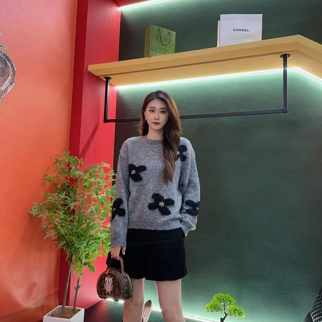 2163秋冬新款灰黑色立体花朵针织衫软糯亲肤宽松显瘦时尚减龄上衣