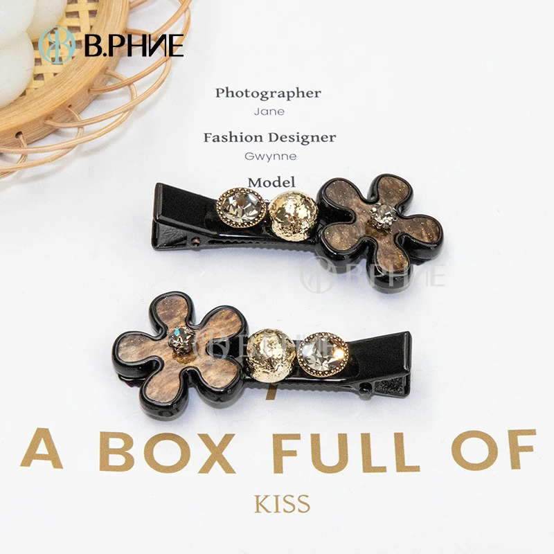 B.【贝菲】棕色树脂花花黑色鸭夹百搭边夹