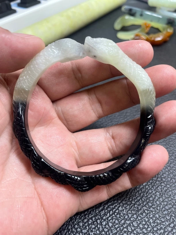 岫玉蛇纹石玉蛇镯