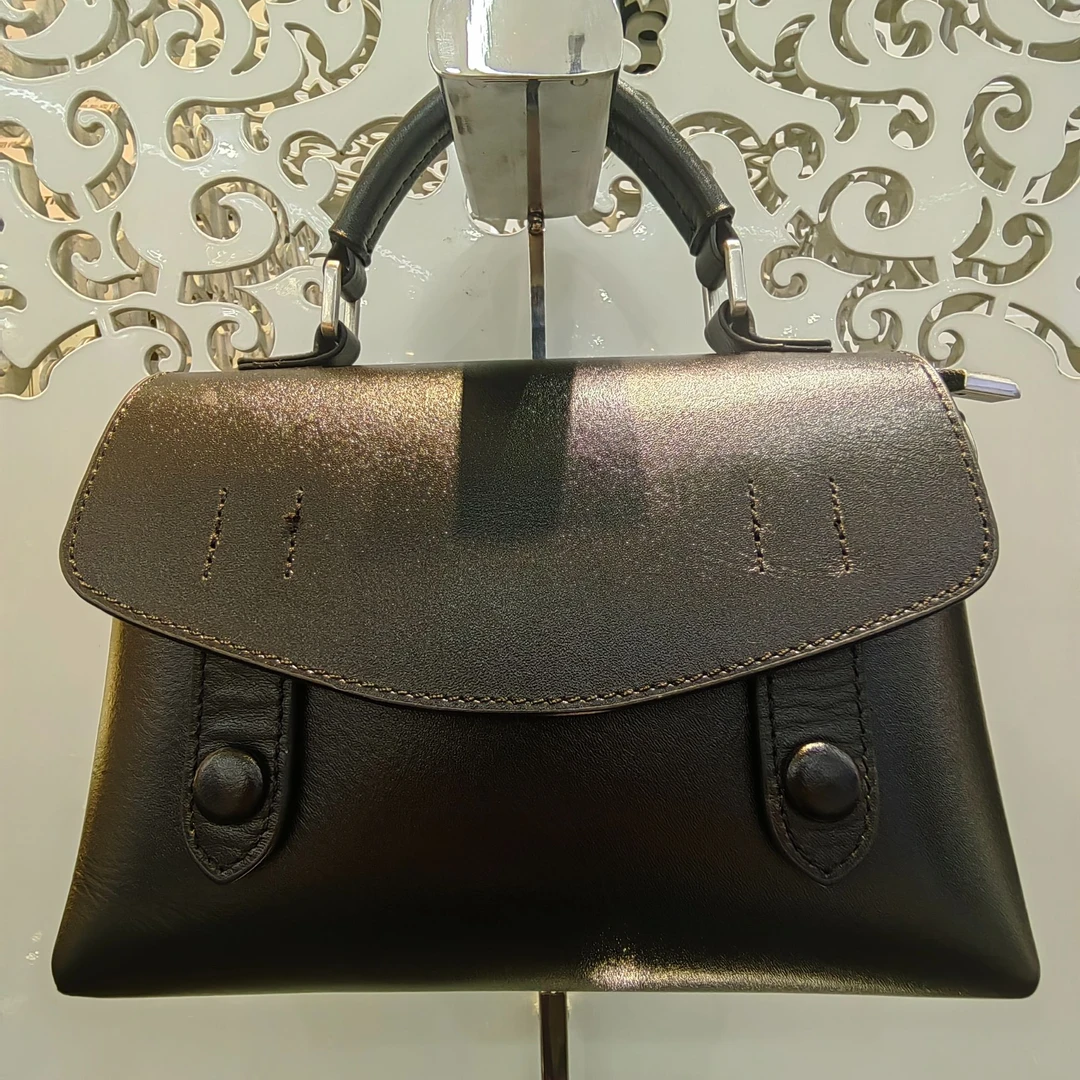 未来美牛皮革通勤休闲邮差包（黑色）