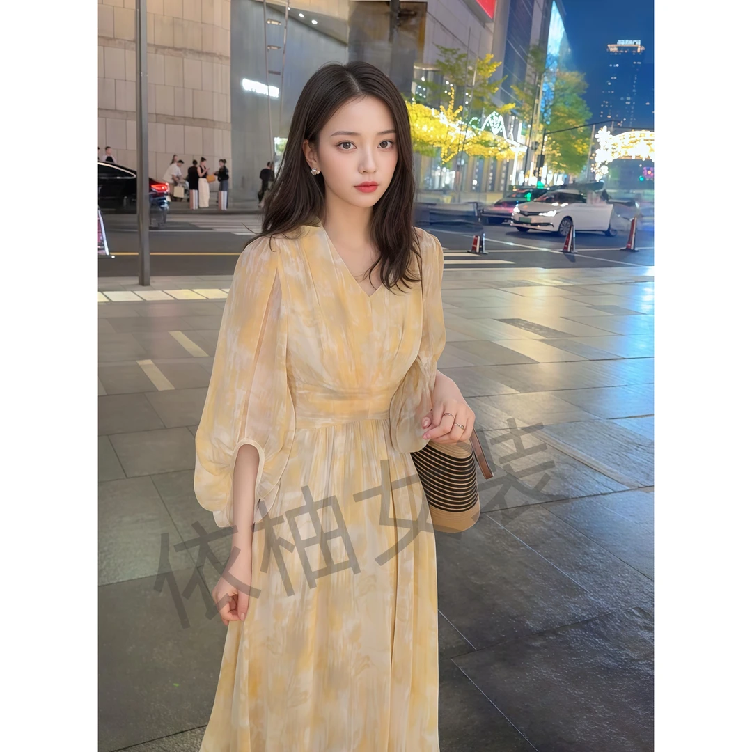 【依柚】2025V领晕染感掐腰显瘦轻熟精致乔其纱连衣裙