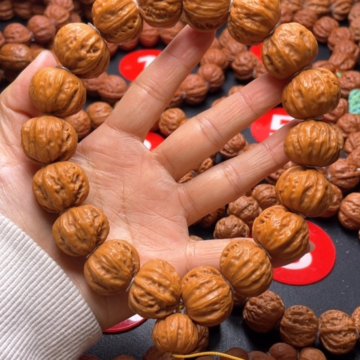 文玩核桃吊坠树王手持