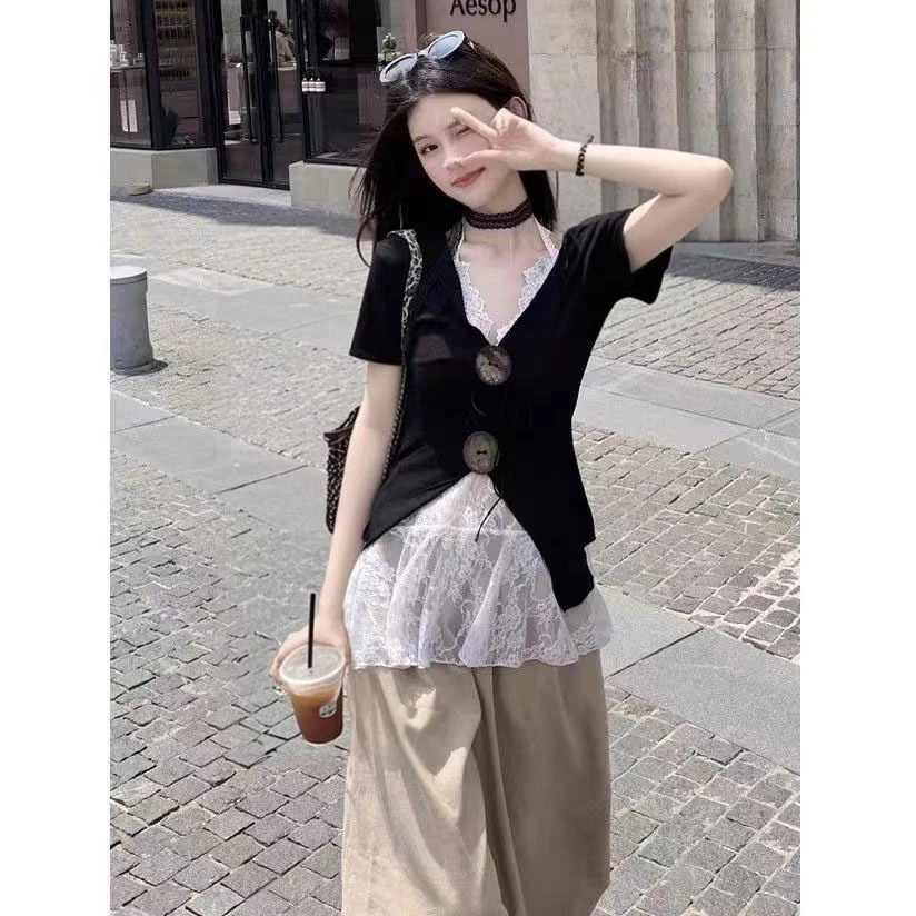 黑色纽扣露锁骨V领短袖T恤女夏季辣妹修身收腰设计感开叉套装上衣