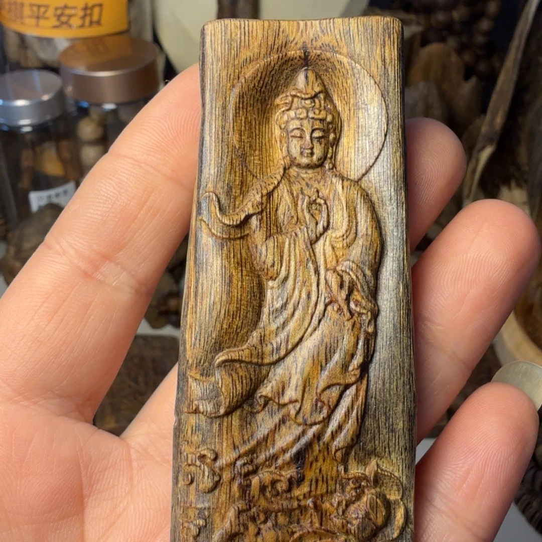 沉香吊坠海南老白棋南海观音雕刻牌18.1克
