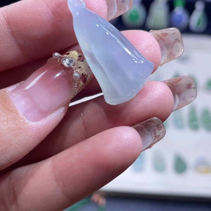 翡翠未镶嵌颈饰莲蓬