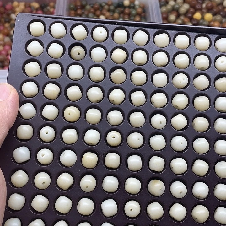 白玉菩提吊坠10、9瑕疵奶青桶100颗➕灯牌宠200颗