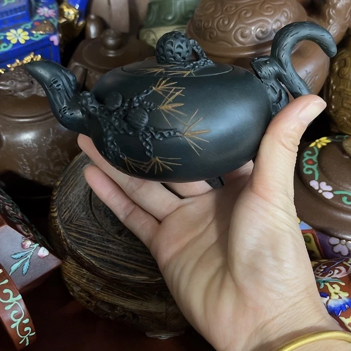 段泥茶壶原矿泥料手工制作的一把紫砂壶。