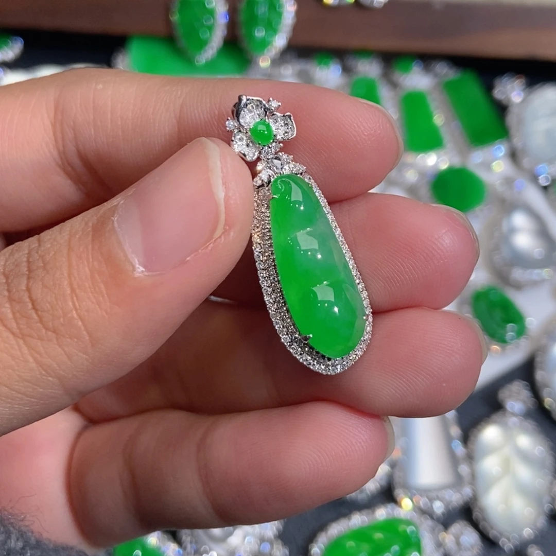 翡翠18K金镶嵌颈饰天然缅甸A货翡翠