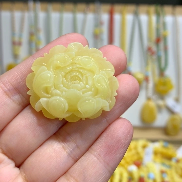 未镶嵌颈饰琥珀花