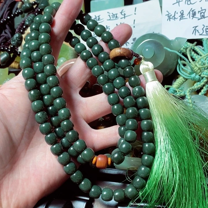 透闪石质玉颈饰未镶嵌